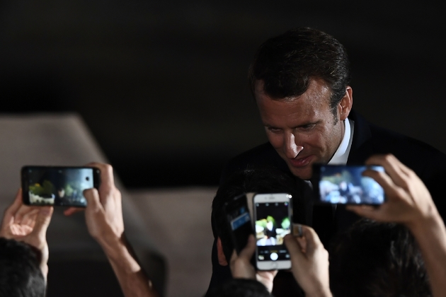 Le président français Emmanuel Macron discute avec des personnes dans la foule à Athènes, le 7 septembre 2017