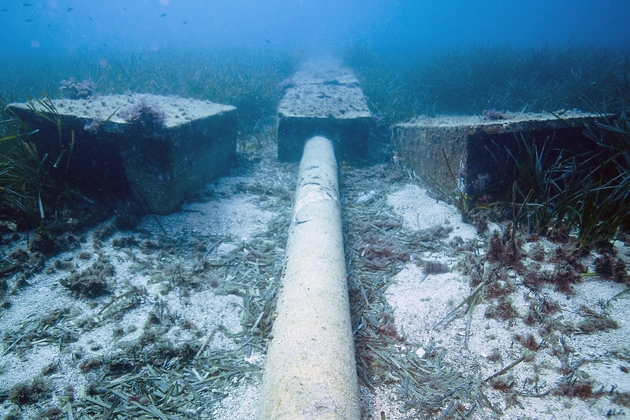 Photo prise le 5 avril 2017 en Méditerranée au large de Cassis du tuyau d'évauation des boues rouges de l'usine Altéo de Gardanne (Bouches-du-Rhône)