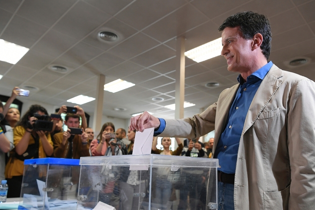 L'ex-Premier ministre français et candidat à la mairie de Barcelone Manuel Valls parle à la presse après avoir voté le 26 mai 2019 à Barcelone 