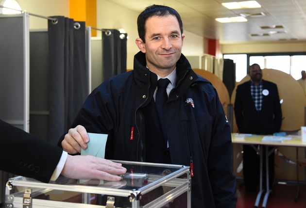Benoît Hamon, candidat à la primaire organisée par le PS,vote à Trappes le 22 janvier 2017