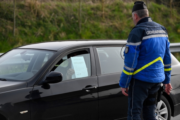 Un gendarme contrôle un automobiliste, à Pleurtuit (Ille-et-Vilaine), le 20 mars 2020