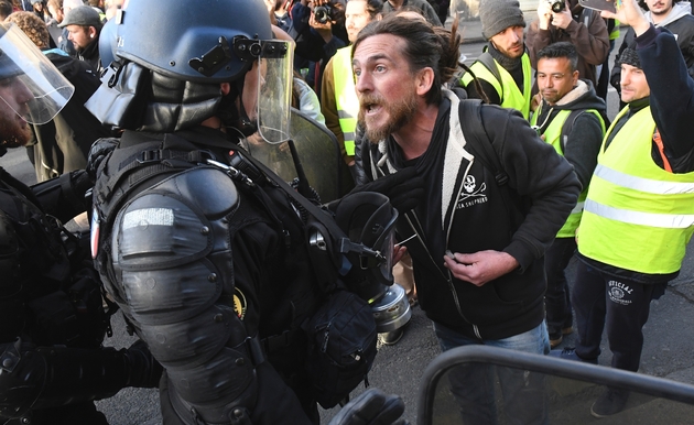 Un manifestant face à un gendarme mobile lors d'une manifestation de 