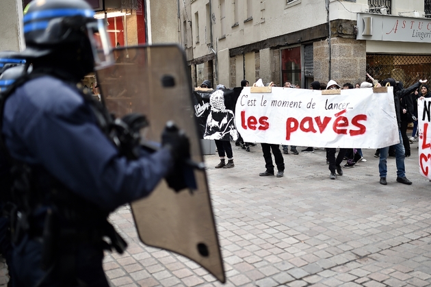 La police face à des manifestants à Nantes le 27 avril 2017