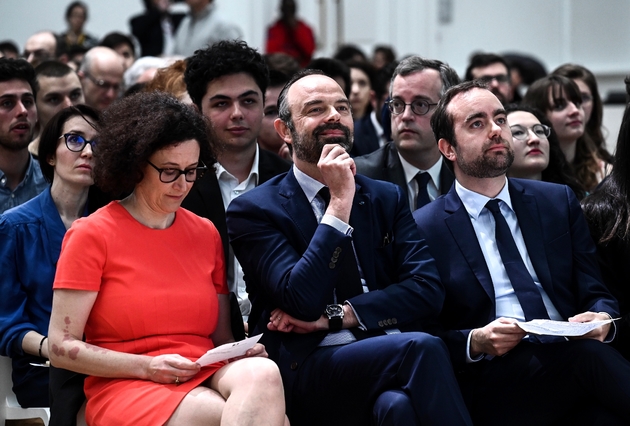 Edouard Philippe entouré d'Emmanuelle Wargon et Sébastien Lecornu, le 8 avril 2019 à Paris
