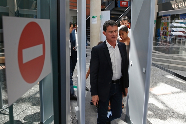 L'ancien Premier ministre et candidat aux législatives Manuel Valls, à la sortie du bureau de vote le 11 juin 2017 à Evry
