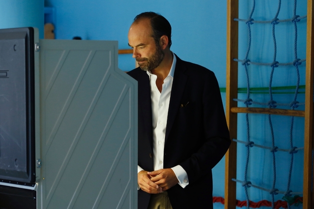 Le Premier ministre Édouard Philippe accomplit son devoir électoral via une machine électronique à voter, le 11 juin 2017 à la mairie du Havre (Seine-Maritime).