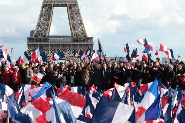 François Fillon entre sa fille Marie et sa femme Penelope Fillon lors du rassemblement au Trocadéro le 5 mars 2017 à Paris