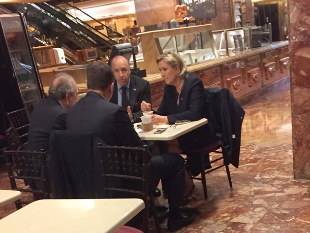 Une image diffusée avec l'aimable autorisation de Samuel Levine, montre Marine Le Pen le 12 janvier 2017 prenant un café au Trump Ice Cream Parlor, l'un des cafés situés au rez-de-chaussée de la Trump Tower, QG de Donald Trump à New York.