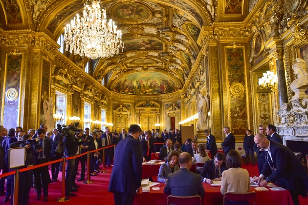 Des huissiers supervisent le comptage des votes lors de l'élection du président du Sénat, le 2 octobre 2017 à Paris.