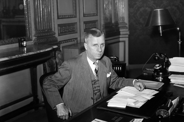 Ambroise Croizat, l’un des père fondateurs de la Sécurité sociale en France fut également secrétaire général de la fédération des travailleurs de la métallurgie CGT. Photo prise dans son bureau en novembre 1945 
