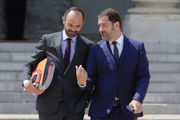 Le premier Ministre Édouard Philippe (G) et le porte-parole du gouvernement Christophe Castaner, sortent du palais de l'Élysée après le conseil des ministres le 22 juin 2017 