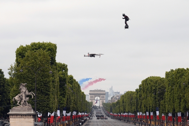 Franky Zapata vole au-dessus des Champs-Elysées le 14 juillet 2019