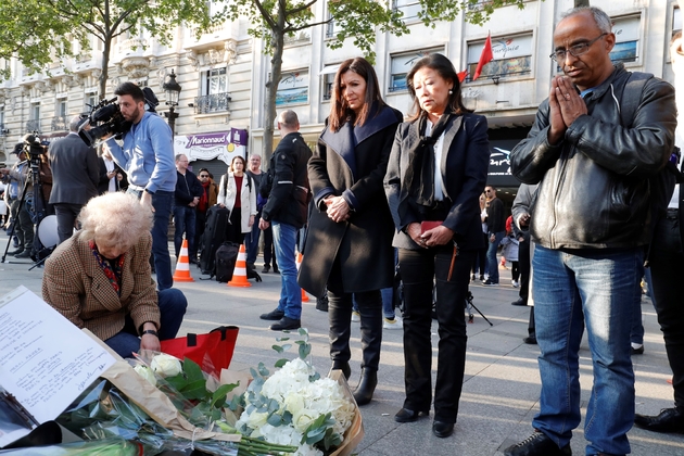 La maire de Paris, Anne Hidalgo (au centre à gauche) et la maire du 8e arrondissement Jeanne D'hauteserre (au centre à droite) se recueillent, le 21 avril 2017, à l'endroit où un policier a été abattu la veille