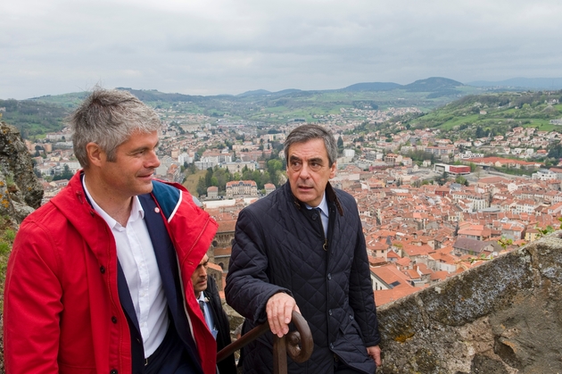 Le candidat du parti Les Républicains à la présidentielle François Fillon (d), au côté du président (LR) de la région Auvergne-Rhône-Alpes Laurent Wauquiez, lors d'un déplacement de campagne au Puy-en-Velay, dans la Haute-Loire, le 15 avril 2017