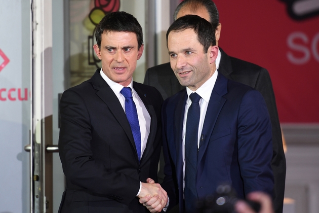 Benoît Hamon et Manuel Valls après la publication des résultats du second tour de la primaire organisée par le PS, le 29 janvier 2017 à Paris