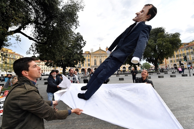 Une effigie du président Emmanuel Macron sur un drap lors du carnaval de Nice, le 4 mai 2018, à la veille de la Fête à Macron 