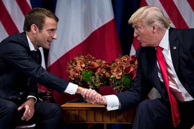 Emmanuel Macron serrant la main de Donald Trump, lors d'une rencontre aux Nations unies, le 18 septembre 2017, à New-York 