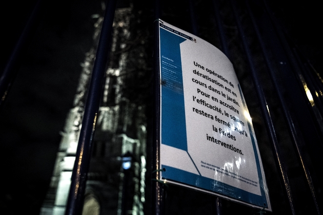 Une affiche prévient qu'