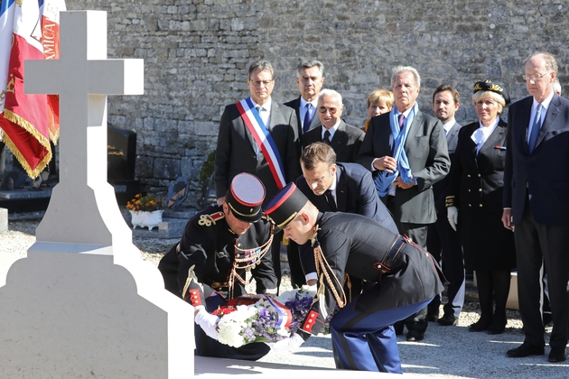 Le président Emmanuel Macron dépose une gerbe de fleurs sur la tombe du général de Gaulle, le 4 octobre 2018 à Colombey-les-Deux-Eglises
