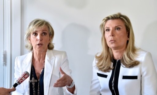 Janine Bonaggiunta (g) et Nathalie Tomasini (d), avocates de Jacqueline Sauvage, condamnée à dix ans de réclusion pour le meurtre de son mari violent, lors d'une conférence de presse, le 12 août 2016 à Paris Janine Bonaggiunta (g) et Nathalie Tomasini (d), avocates de Jacqueline Sauvage, condamnée à dix ans de réclusion pour le meurtre de son mari violent, lors d'une conférence de presse, le 12 août 2016 à Paris