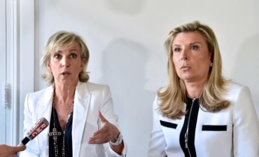 Janine Bonaggiunta (g) et Nathalie Tomasini (d), avocates de Jacqueline Sauvage, condamnée à dix ans de réclusion pour le meurtre de son mari violent, lors d'une conférence de presse, le 12 août 2016 à Paris