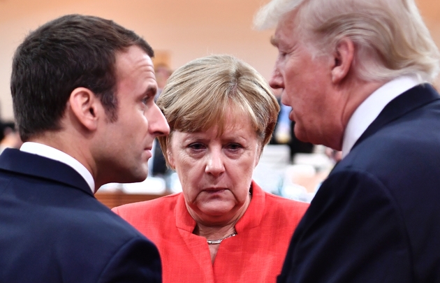 Le président français Emmanuel Macron, la chancelière allemande Angela Merkel et le président américain Donald Trump à Hambourg, en Allemagne, le 7 juillet 2017