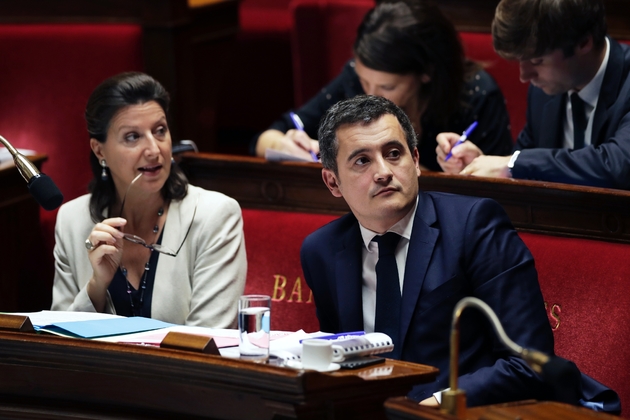 La ministre de la Santé Agnes Buzyn (G) et le ministre des Comptes publics Gérald Darmanin à l'Assemblée nationale le 25 octobre 2017 à Paris