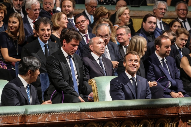 Emmanuel Macron et le prince héritier du Japon Naruhito (au 1er rang, à gauche) assistent à une représentation de théâtre Nô à l'Opéra royal de Versailles, le 12 septembre 2018