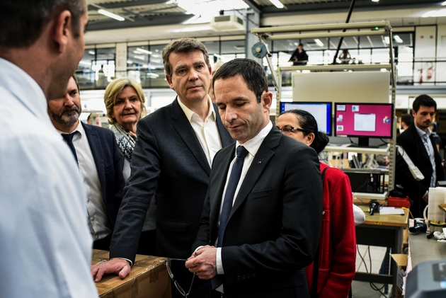 Benoît Hamon et Arnaud Montebourg visitent l'usine BSE Electronic le 7 avril 2017 au Creusot