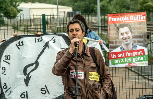 Le journaliste et documentariste Francois Ruffin, candidat aux législatives de juin pour La France insoumise, s'exprime devant les salariés de l'usine Whirlpool à Amiens, menacée de délocalisation, le 14 mai 2017