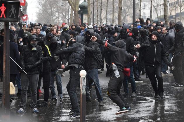 Jets de pierre contre les policiers à Paris le 22 mars 2018