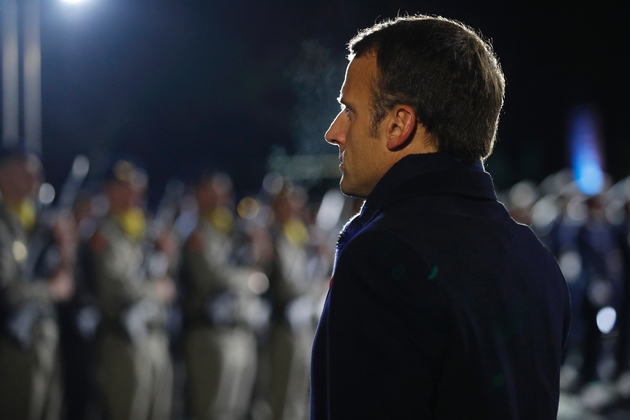 Le président français Emmanuel Macron effectue une revue des troupes le 7 novembre 2018 sur le site de la Pierre d'Haudroy, dans l'Aisne