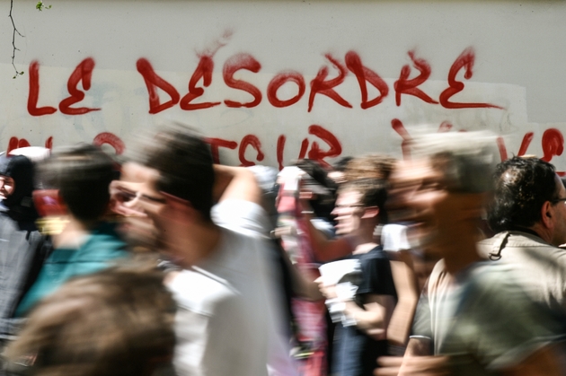Plusieurs dizaines de milliers de personnes, dont de nombreux cheminots, défilent sous le soleil pour appeler à une 