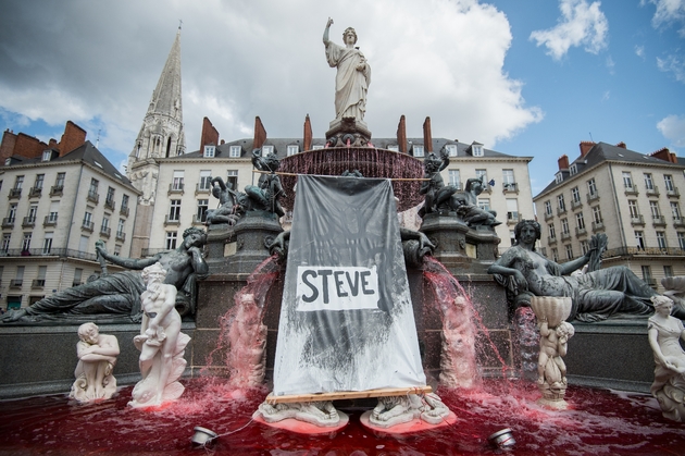 la fontaine de la place Royale de Nantes teinte en rouge le 30 juillet 2019 après la découverte du corps de Steve dans la Loire