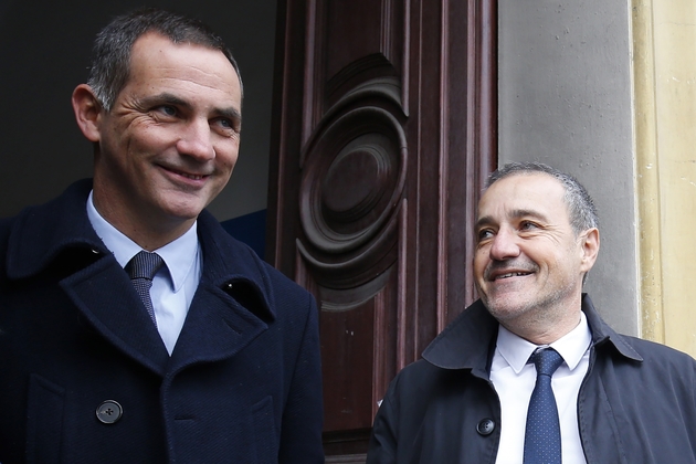 Les candidats du parti Corse Libre Gilles Simeoni (g) et Jean Guy Talamoni (d) après avoir voté à Bastia le 3 décembre 2017