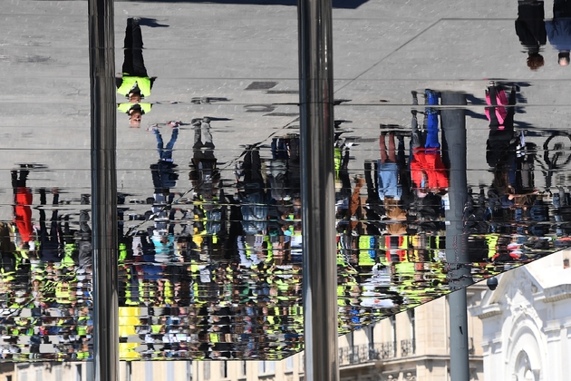 Reflets de gilets jaunes dans l'Ombrière du Vieux Port de Marseille samedi 18 mai 2019