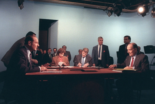 Les candidats à l'élection présidentielle française Jacques Chirac (à gauche) et François Mitterrand (à droite), débattent à la télévision, le 28 avril 1988