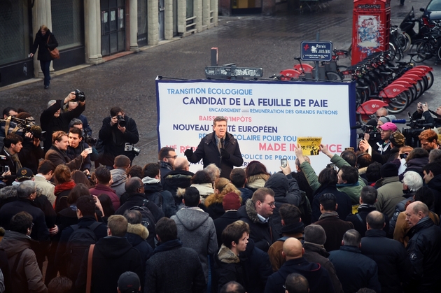 Arnaud Montebourg dans une rue de Lille le 16 janvier 2017