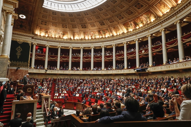Le doyen des députés, Bernard Brochand (LR), donne le coup d'envoi de la XVe législature de la Ve République, le 27 juin 2017, devant une Assemblée profondément renouvelée, et avant l'élection de son nouveau président