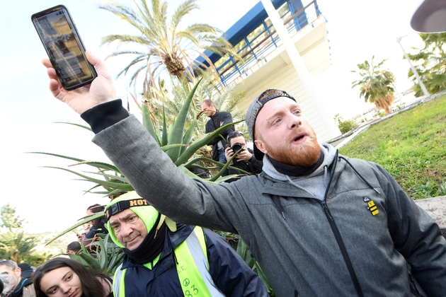 Maxime Nicolle, (bras levé), le 9 février 2019, à Menton