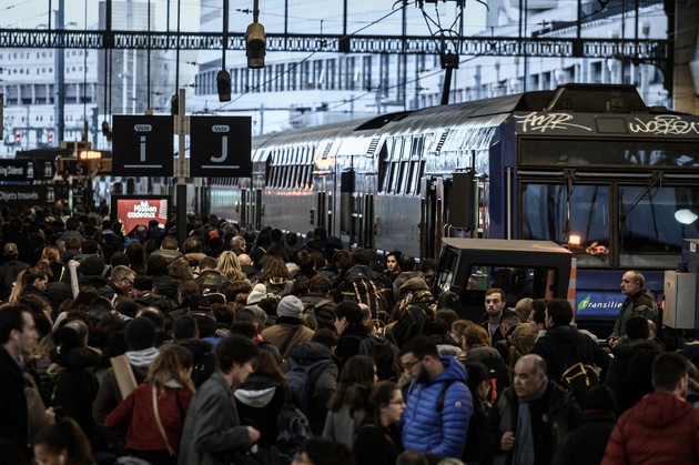 Des voyageurs sur les quais de la Gare de Lyon, le 20 décembre 2019 à Paris lors de la grève contre la réforme des retraites