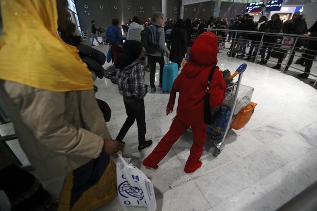 Des réfugiés soudanais arrivent à l'aéroport de Roissy-Charles-de-Gaulle, le 18 décembre 2017, près de Paris