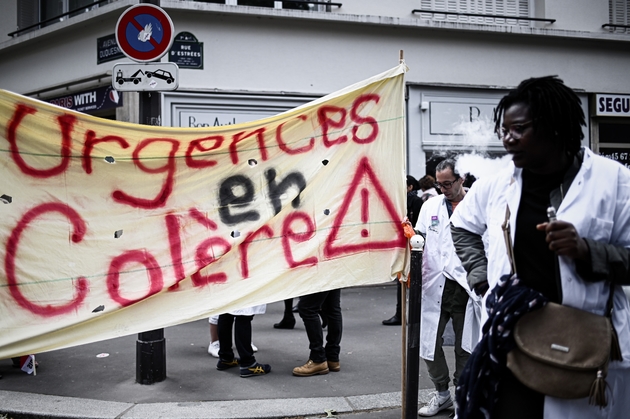 Des personnels hospitaliers manifestent près du ministère de la Santé à Paris, le 11 juin 2019