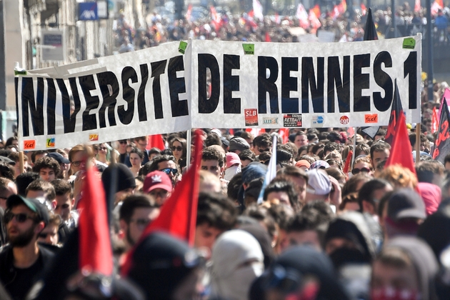 Des étudiants dénoncent la réforme des universités dans le cortège à Rennes, jeudi 19 avril 2018