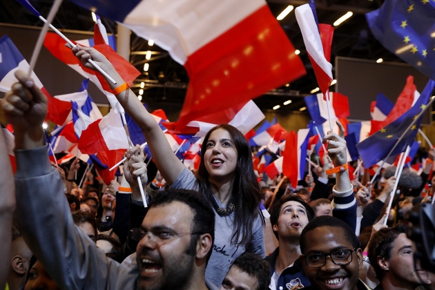 Joie de militants d'Emmanuel Macron après l'annonce de sa qualification pour le second tour de la présidentielle, le 23 avril 2017 à Paris