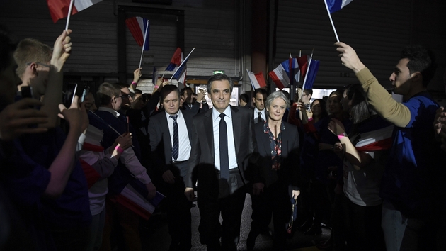 Des sympathisants accueillent François Fillon lors d'un meeting, le 29 janvier 2017 à Paris 