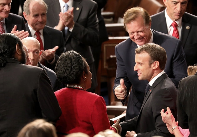 Des parlementaires américains, dont de nombreux démocrates, félicitent Emmanuel Macron à l'issue de son discours au Congrès, le 25 avril 2018