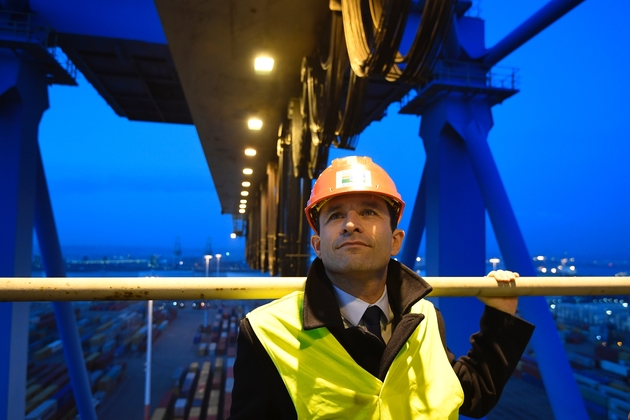 Le candidat socialiste à la présidentielle Benoît Hamon visite une grue sur le port du Havre le 10 mars 2017 