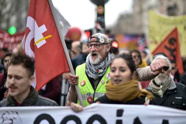 Un gilet jaune dans la manifestation contre la réforme des retraites le 20 février 2020 à Paris