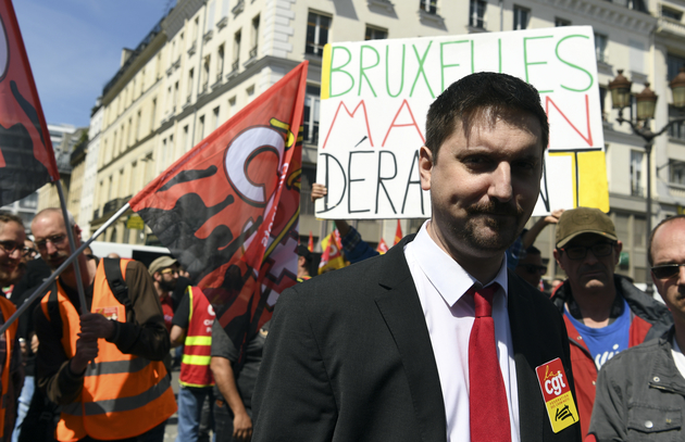 8_24_avril_laurent_brun_cravate_rouge_manif.jpg